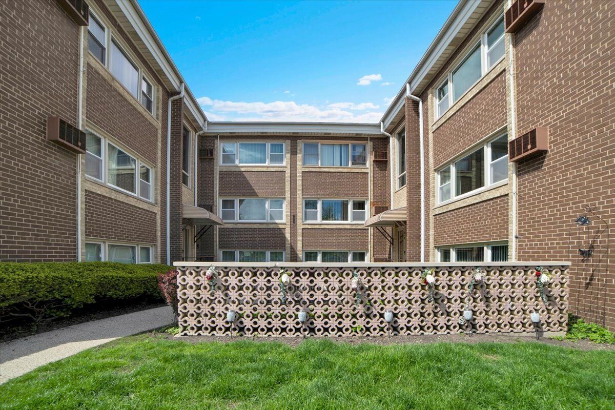 Property Photo:  2257 Des Plaines Avenue 1ne  IL 60546 