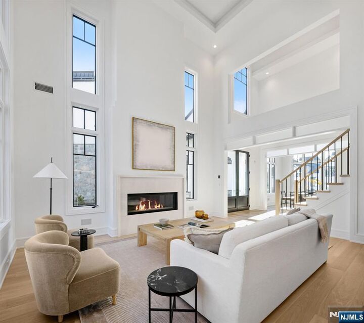 Property Photo:  8 Stone Bridge Court  NJ 07627 