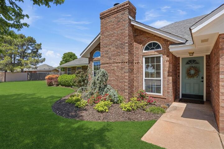 Property Photo:  901 N Towne Circle  OK 73521 