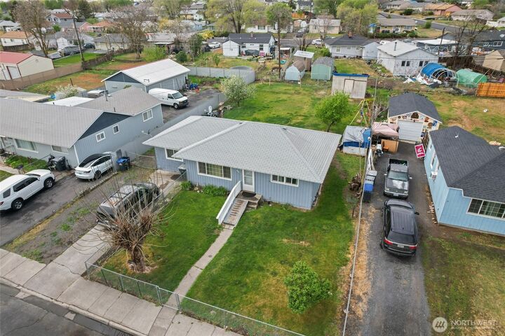 Property Photo:  542 N Central Drive  WA 98837 