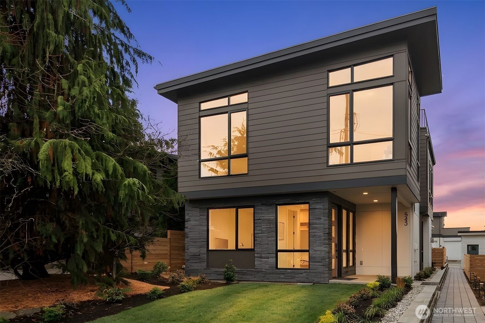 Property Photo:  543  16th Avenue W  WA 98033 