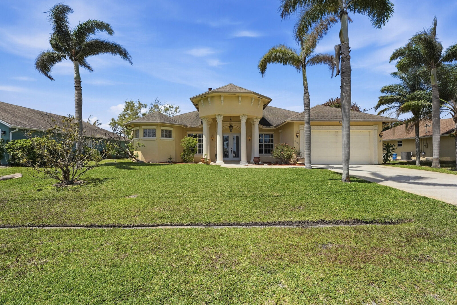 Property Photo:  2199 SE Heathwood Circle  FL 34952 
