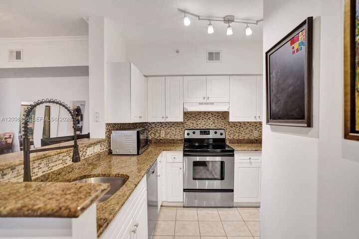 Property Photo:  2220 Tuscany Way 2220  FL 33435 