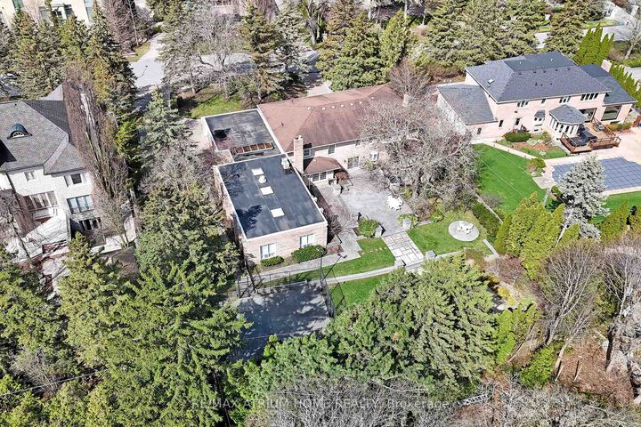 Property Photo: 19 Limcombe Drive ON L3T 2V6