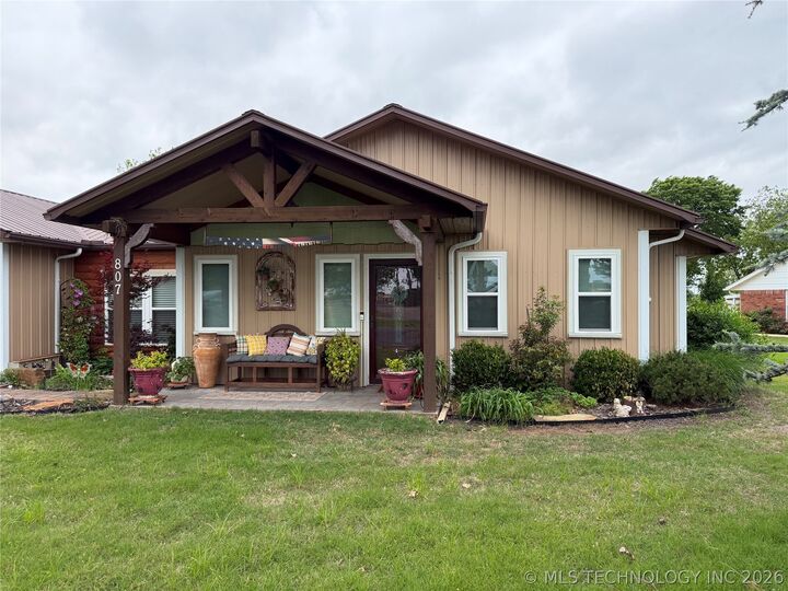 Property Photo:  807 S Ross Street  OK 74434 