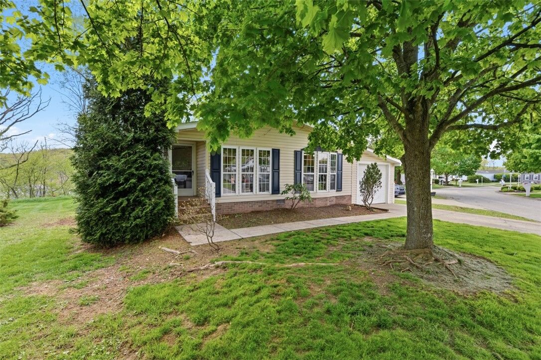 Property Photo:  10 North Rock Lake Court  PA 16063 