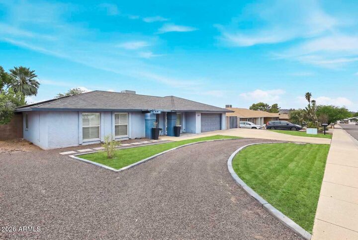 Property Photo: 1037 E Acoma Drive AZ 85022