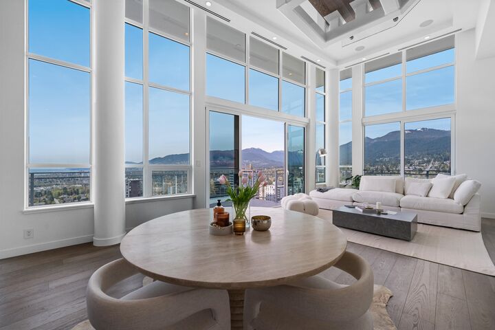 Property Photo:  125 E 14th Street 2403  BC V7L 0E6 