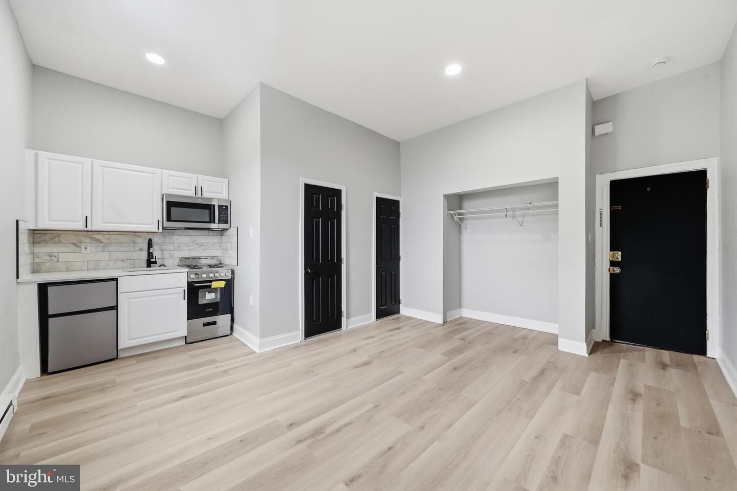Property Photo:  2224 S Broad Street 3rd Fl Front  PA 19145 