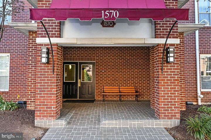 Property Photo:  1570 Spring Gate Drive 7302  VA 22102 