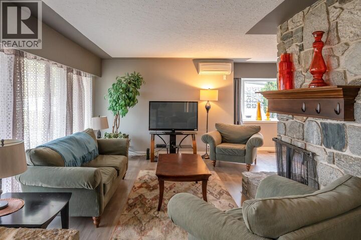 Property Photo: 1524 Ridgedale Avenue BC V2A 2S4