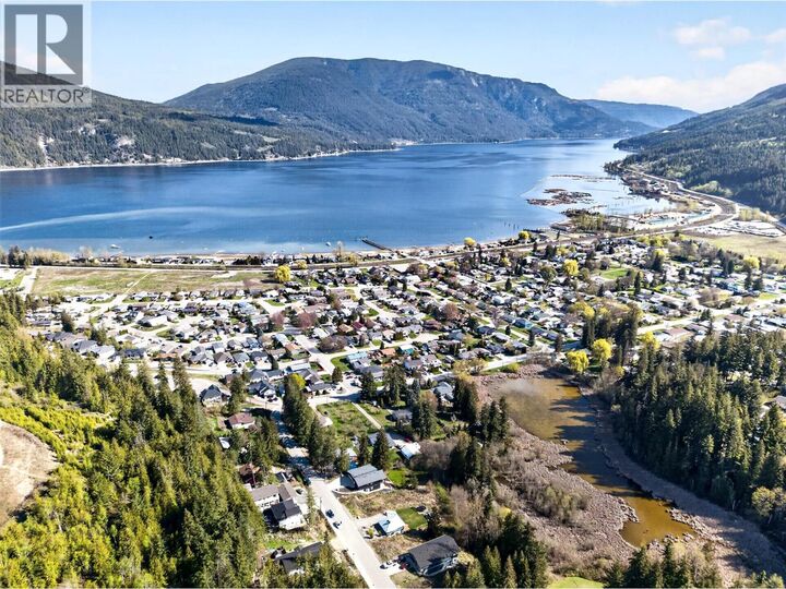 Photo de la propriété:  6841 46 Street Northeast  BC V0E 1K0 