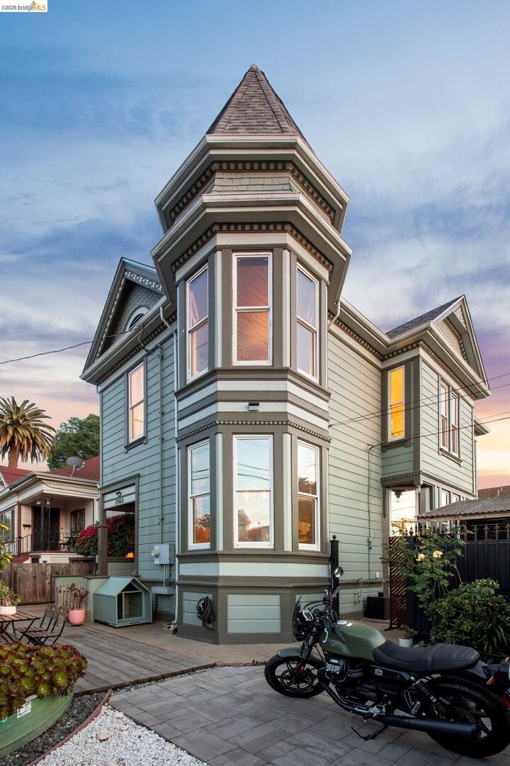 Property Photo:  2503 E 16th St  CA 94601 
