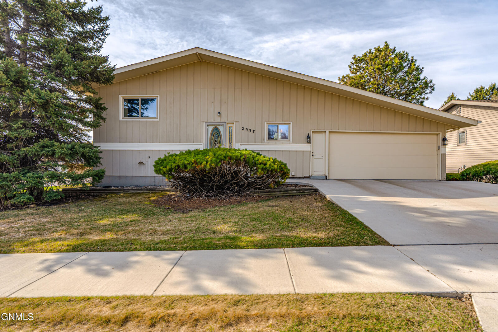 Property Photo:  2537 Hillview Avenue  ND 58501 