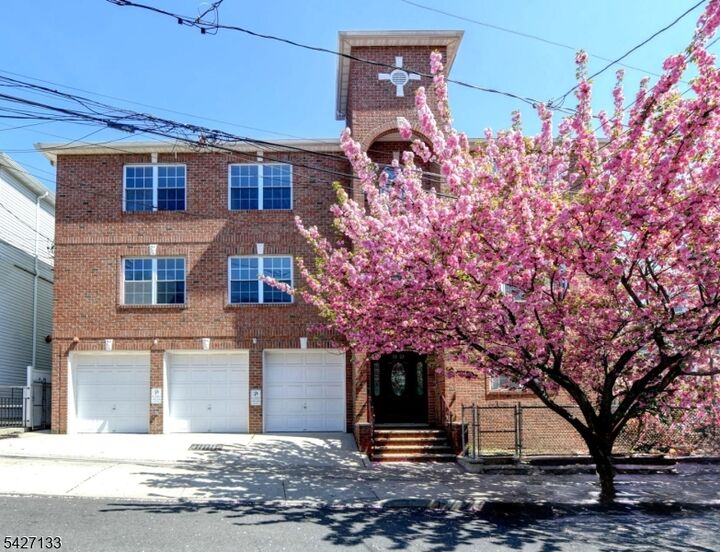 Property Photo:  15 Oraton St  NJ 07104 