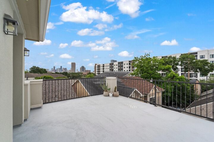 Property Photo:  118 Reinerman Street  TX 77007 