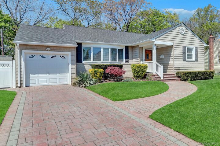 Property Photo:  6 Sheep Pasture Lane  NY 11758 