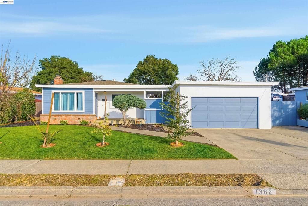 Property Photo:  1382 Donna Street  CA 94947-4517 