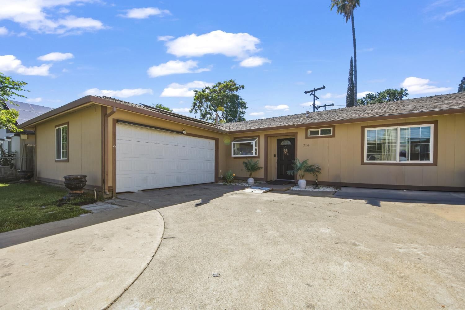 Property Photo:  714 E Barrymore Street  CA 95204 