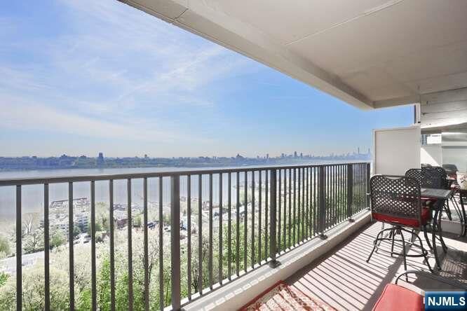 Property Photo:  3 Horizon Road 815  NJ 07024 