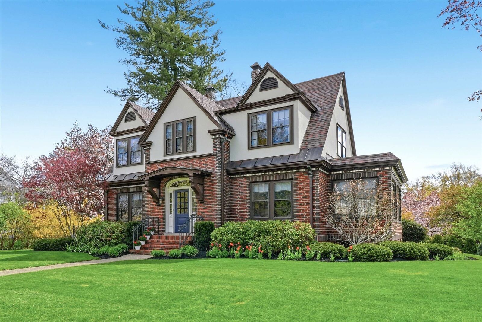 Property Photo:  37 Chester Street  NH 03064 