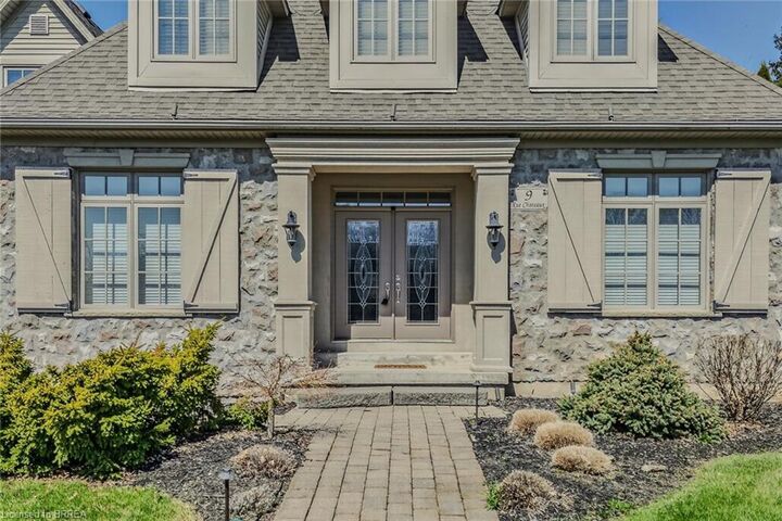 Property Photo: 9 Rue Chateaux Terrace ON N3T 6N7