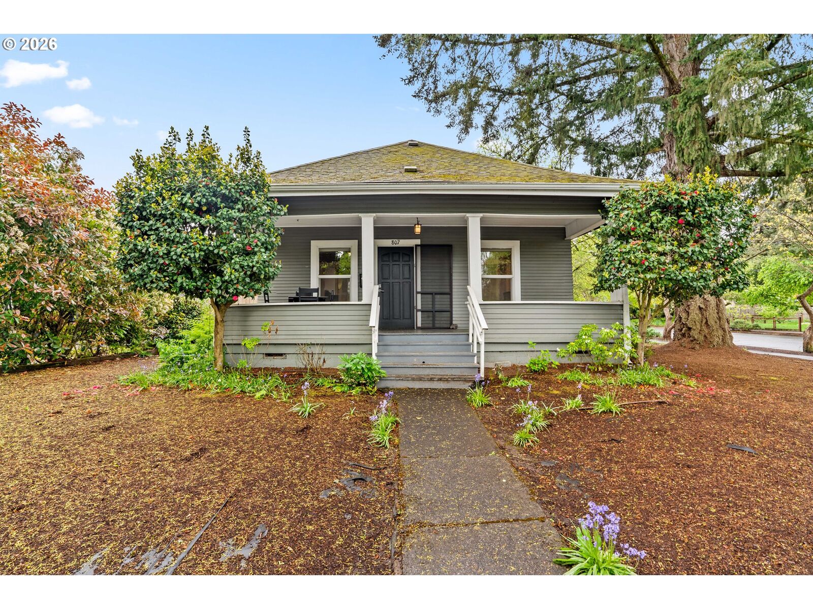 Property Photo:  807 E St  OR 97477 