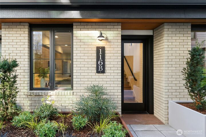 Property Photo:  116 E  2nd Street S E  WA 98033 