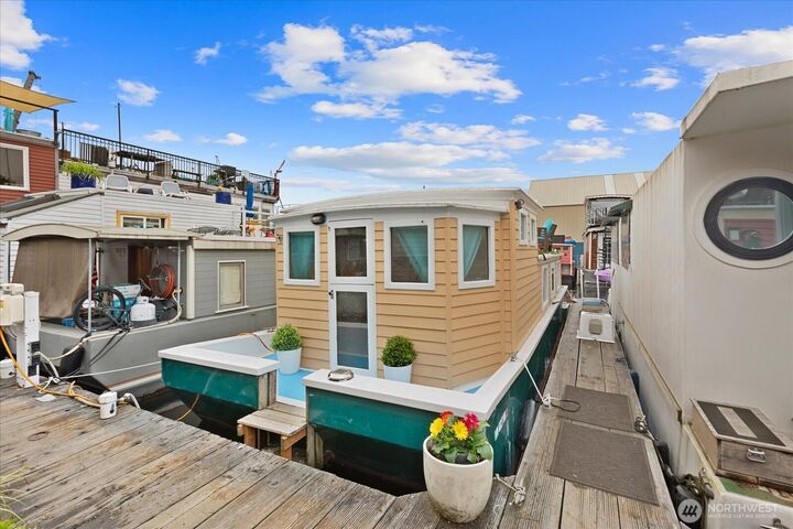 Property Photo:  2143 N Northlake Way 47  WA 98103 