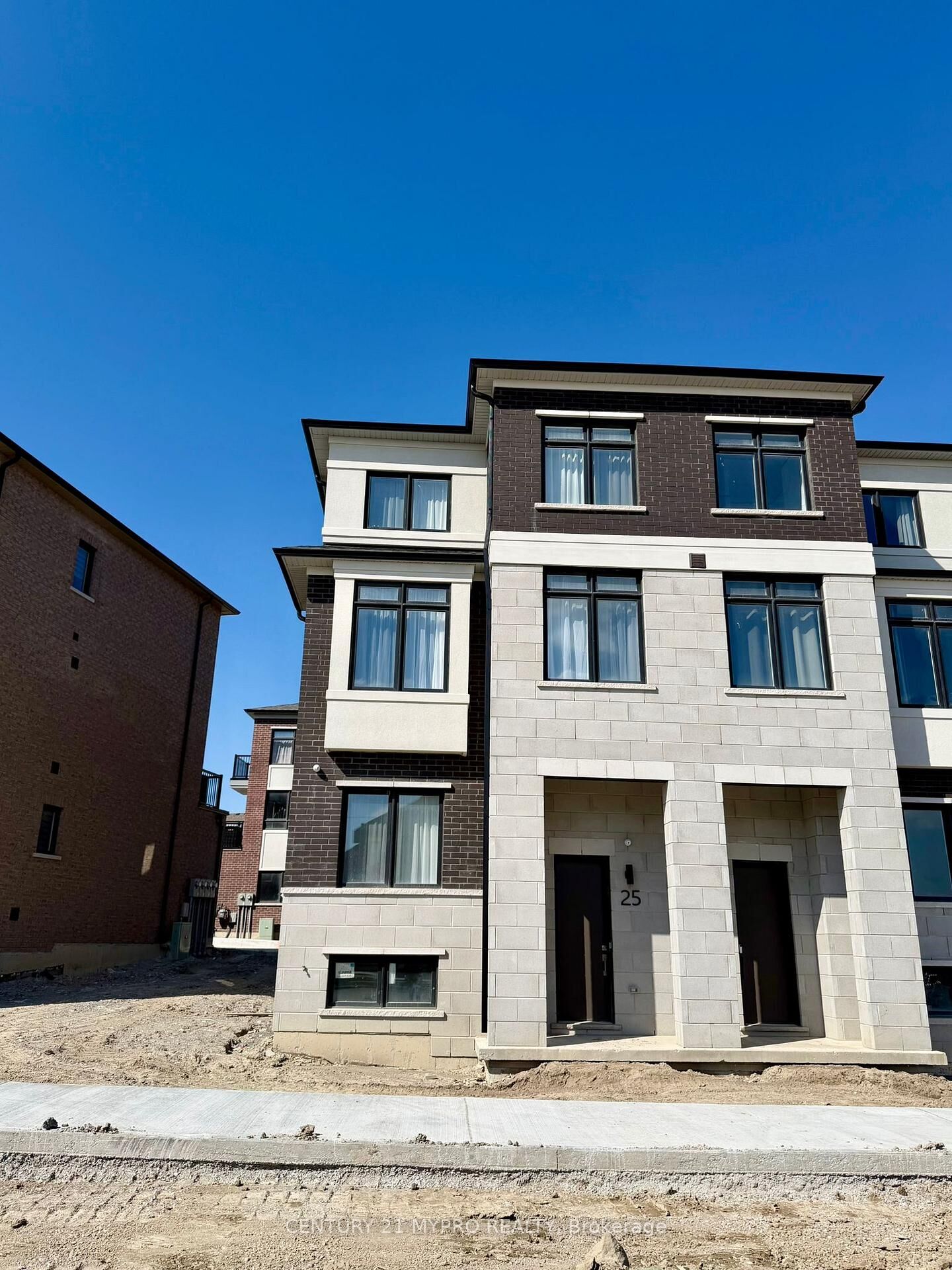 Property Photo:  25 Victor Metcalf Lane  ON L4B 0J7 