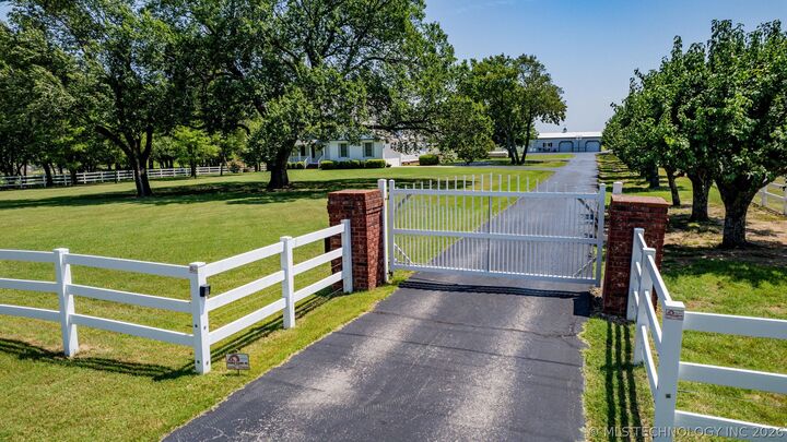 Property Photo:  72878 S 230 Road  OK 74467 