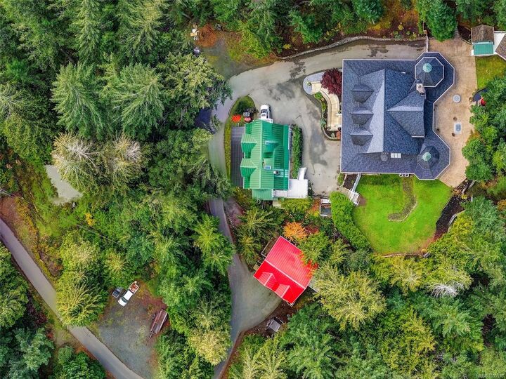 Property Photo: 643 Southwood Dr BC V9B 6R9