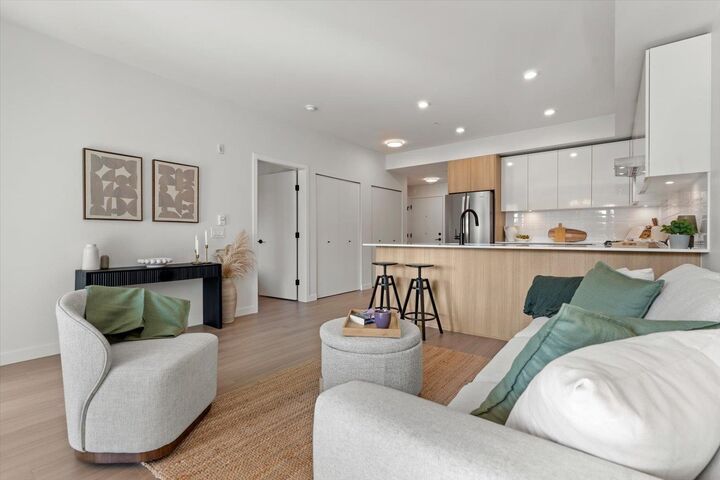 Property Photo: 2277 Hawthorne Avenue 207 BC V3C 1W7