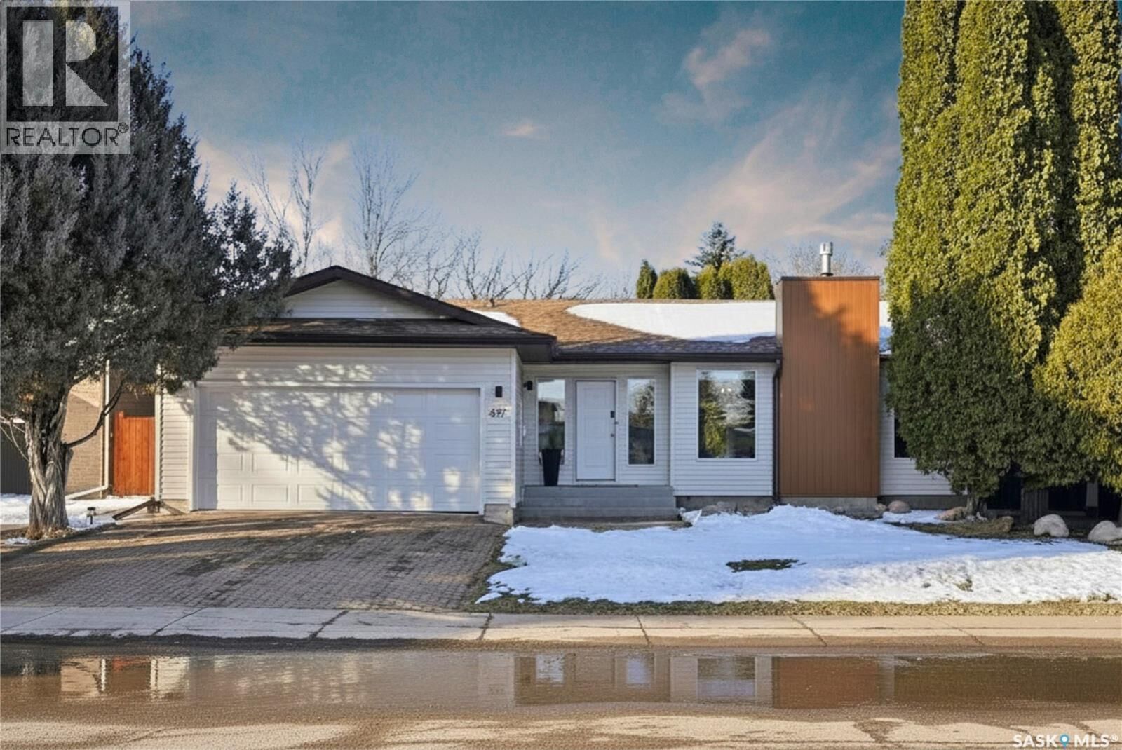 Property Photo:  627 Delaronde Crescent  SK S7J 3Z9 