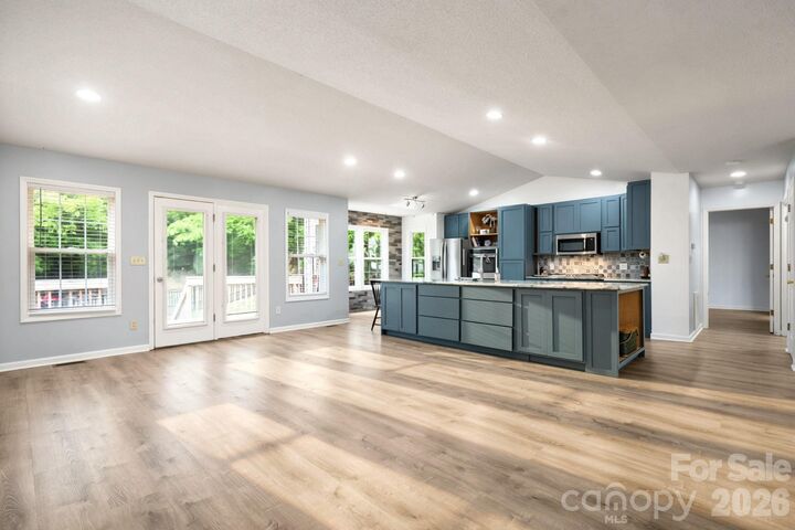 Property Photo: 1011 Cambridge Court NC 28645