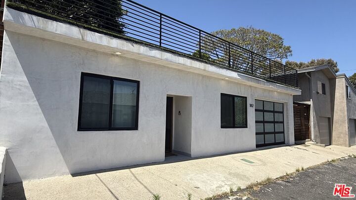 Property Photo:  1812 1/2 Navy St  CA 90405 