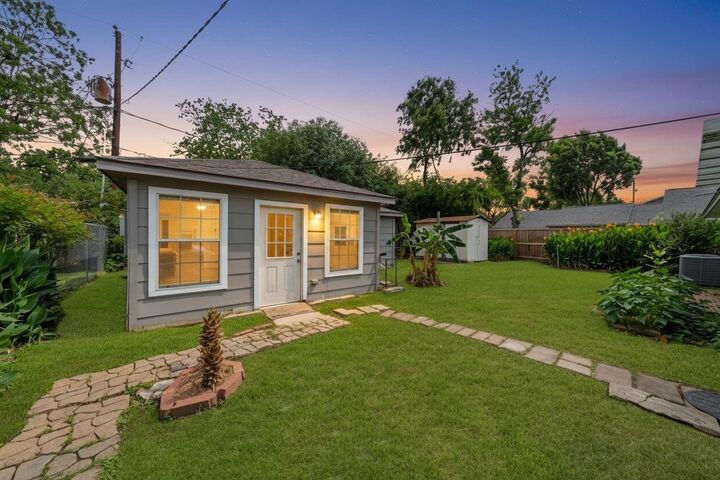 Property Photo:  2707 Droxford Drive  TX 77008 