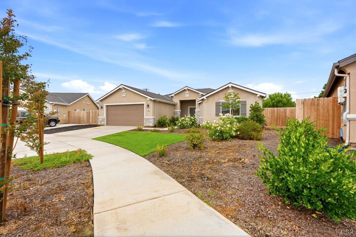 Property Photo: 2198 W Ambassador Way CA 93230