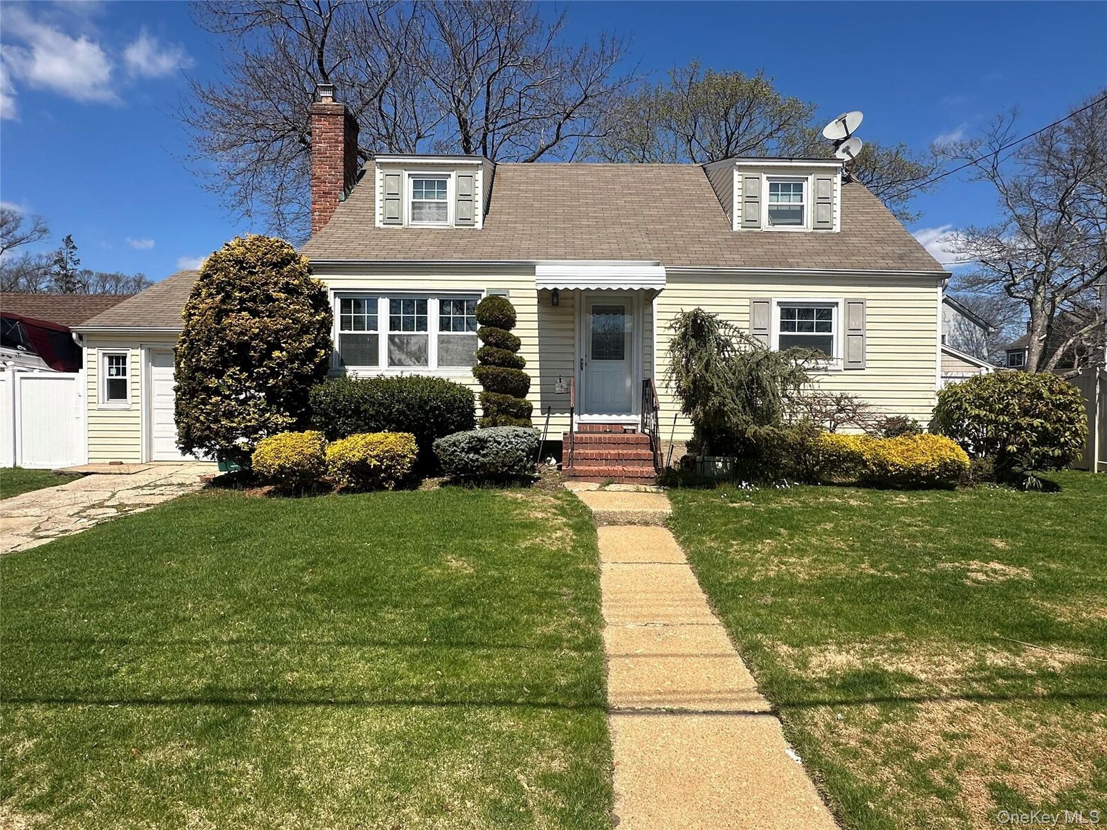 Property Photo:  8 Garden Place  NY 11566 