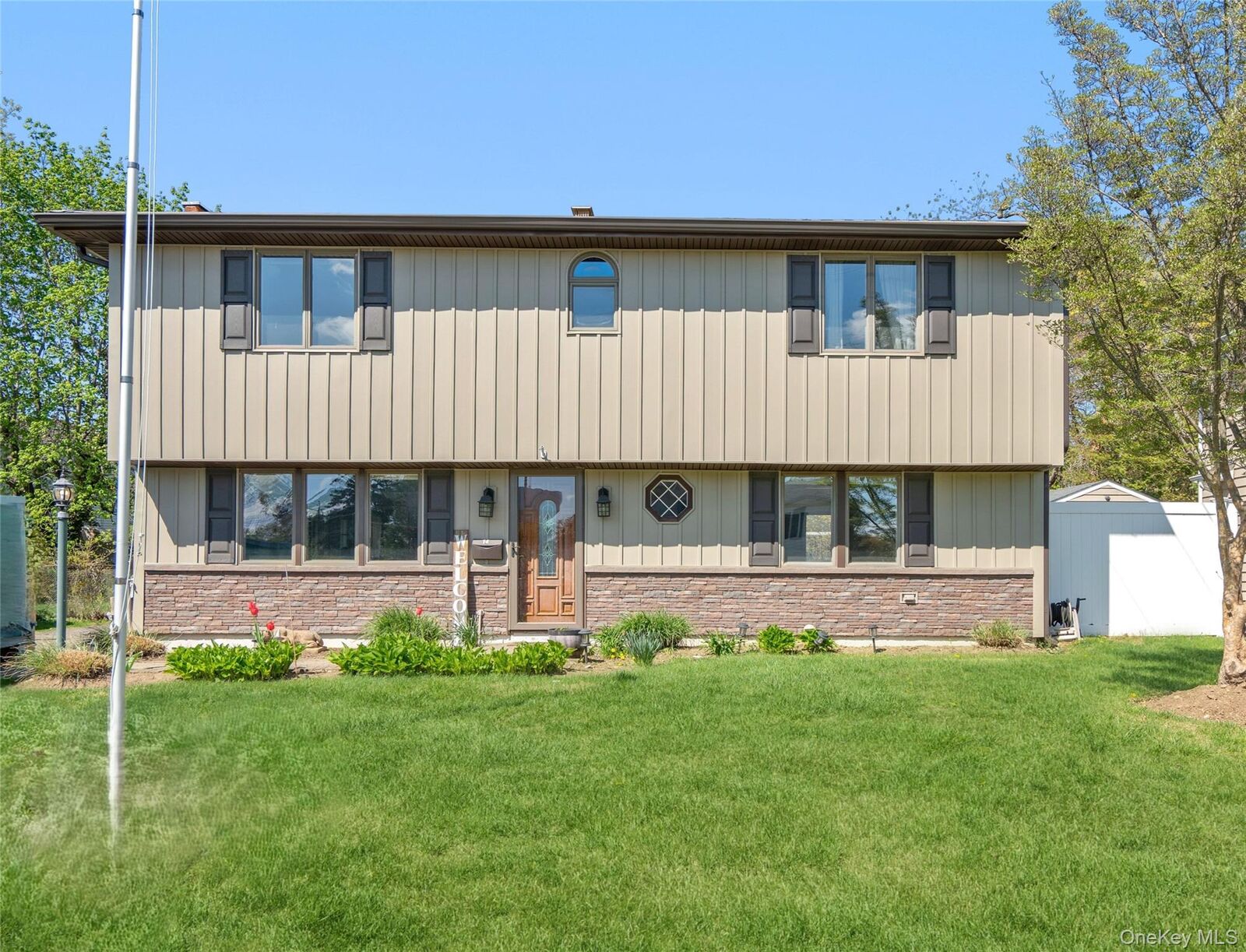 Property Photo:  14 Greenway Circle N  NY 11791 