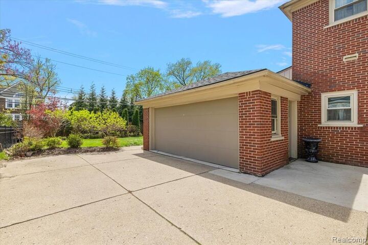 Property Photo: 1004 Wimbleton Drive MI 48009 7605