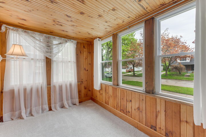 Property Photo:  528 S Oak Park Ct  WI 53214 