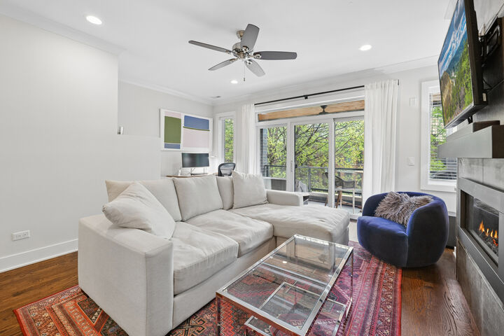 Property Photo:  3614 N Damen Avenue 2  IL 60618 