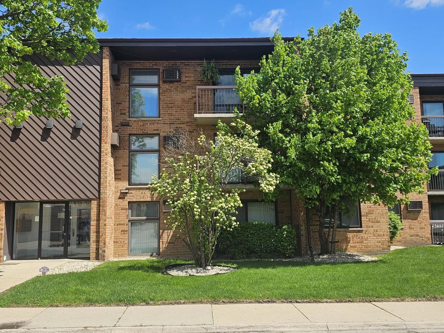 Property Photo:  5511 N Chester Avenue 26  IL 60656 