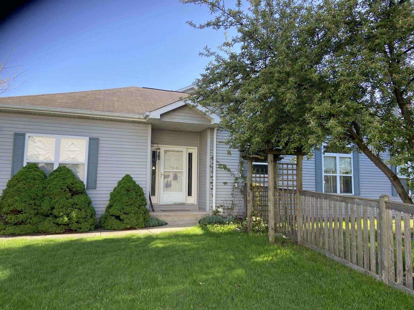 Property Photo:  586 Chestnut Drive  IL 60543 
