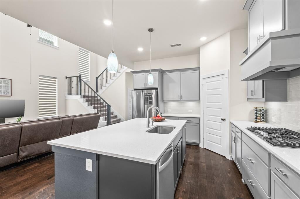 Property Photo:  812 Isabel Street  TX 75009 