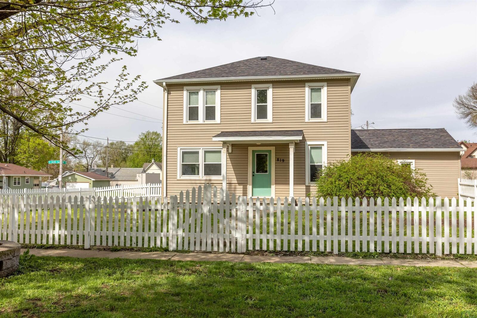 Property Photo:  819 S Alice St  IA 51106 