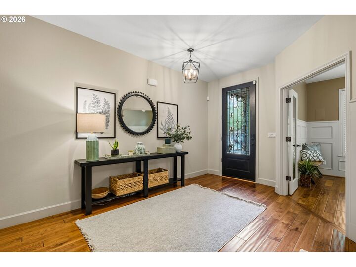 Property Photo:  1082 Meek Way  OR 97068 