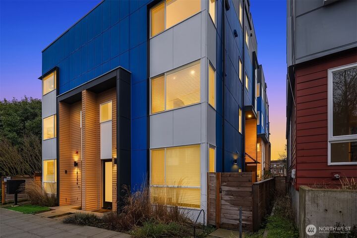 Property Photo:  1827  14th Avenue B  WA 98122 