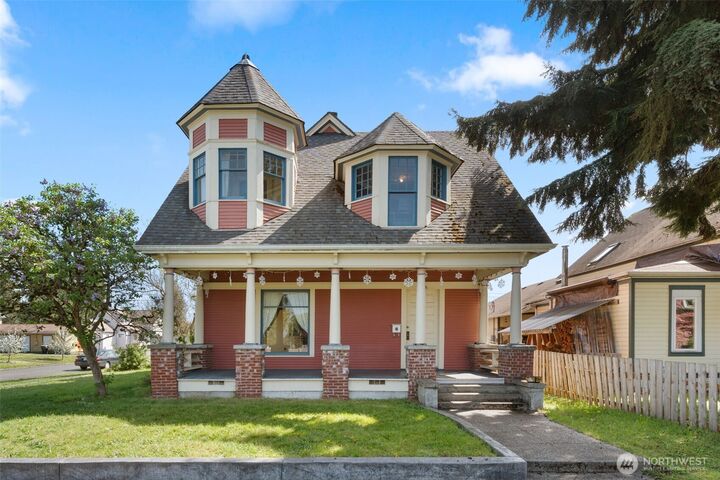 Property Photo:  726  E Street  WA 98531 